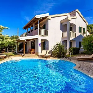 https://villas-rab-banjol.primorje-gorskikotar.com